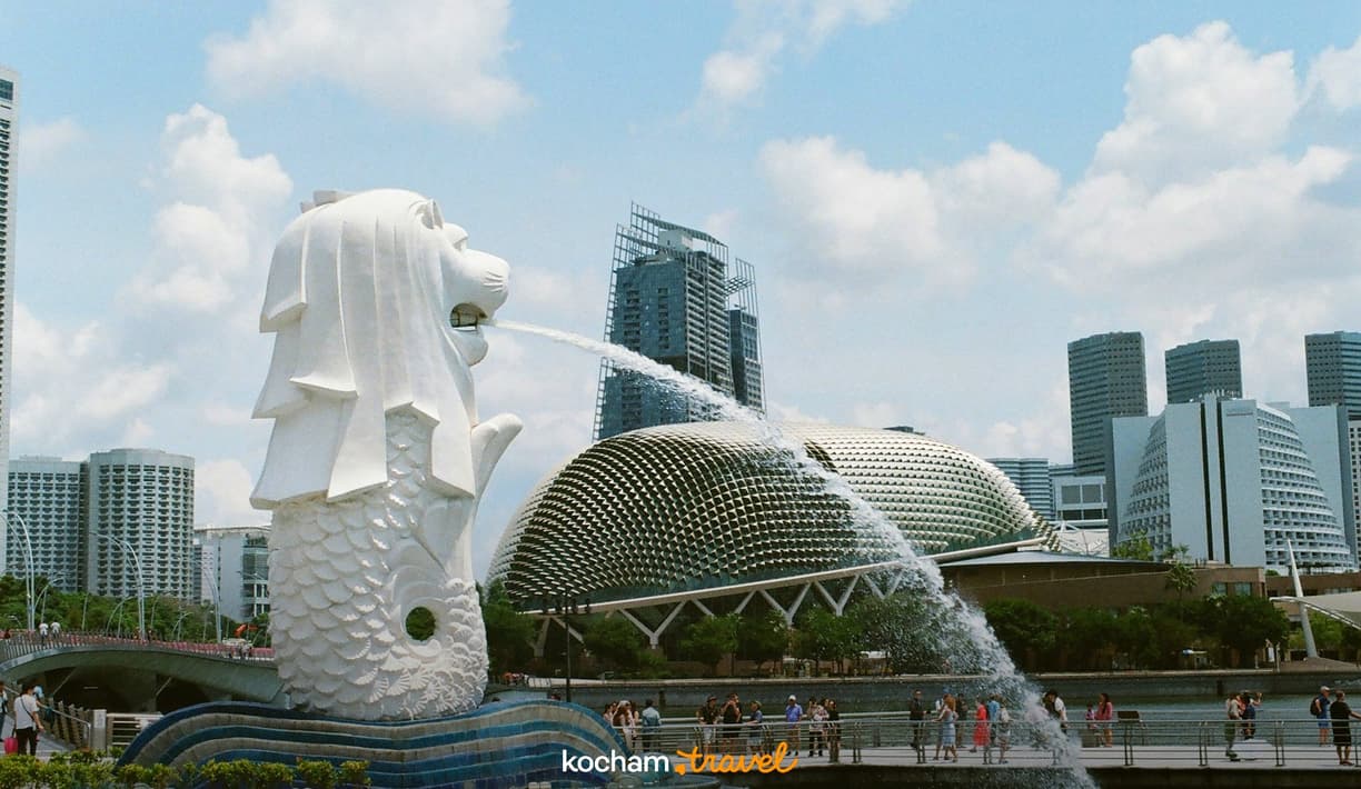 Merlion w Singapurze, fontanna i charakterystyczne budynki Esplanade.