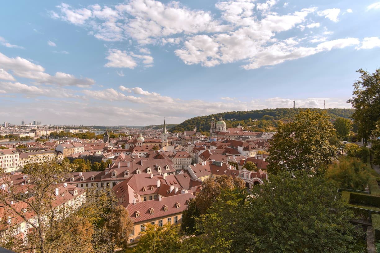 Malownicza panorama Pragi z czerwonymi dachami i Wieżą Petřín.