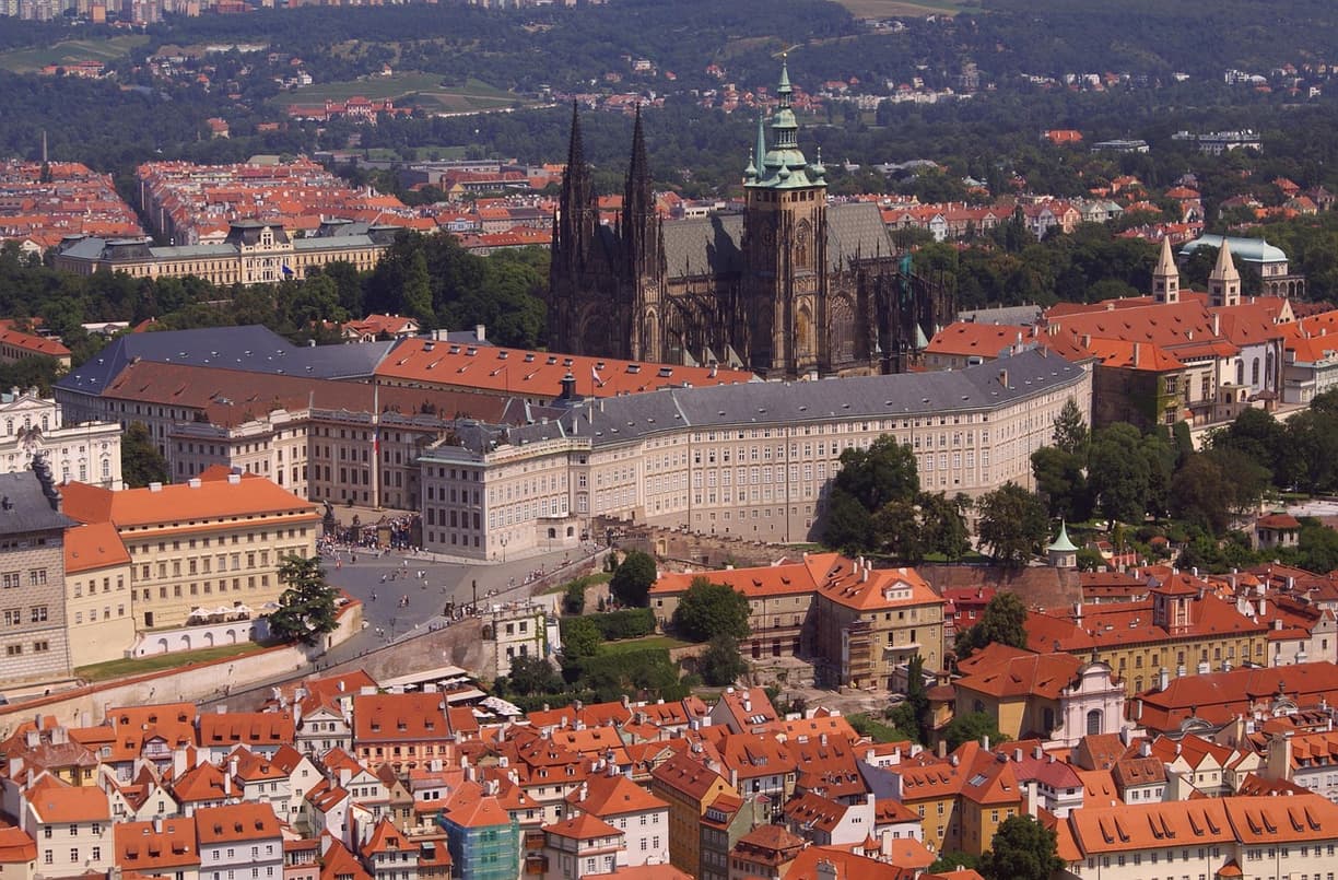 Panorama Pragi z zamkiem, katedrą św. Wita i czerwonymi dachami.