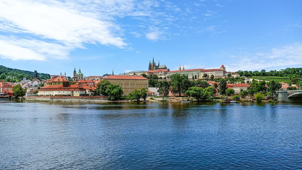 Panorama Pragi z rzeką Wełtawą i Zamkiem Praskim.