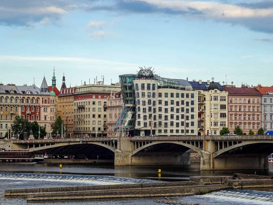 Tančící dům, Praga, rzeka Wełtawa, most, zabytkowe kamienice.