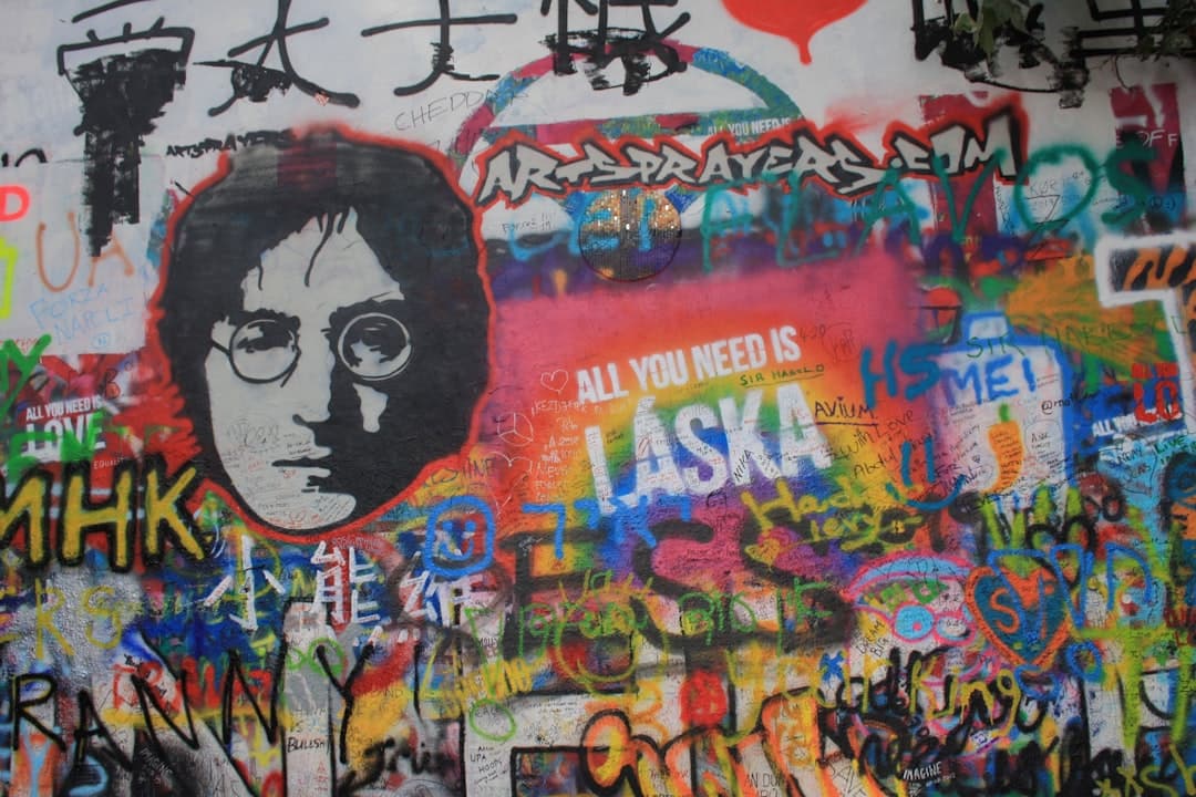 Słynna ściana Johna Lennona w Pradze, pełna graffiti i miłości.