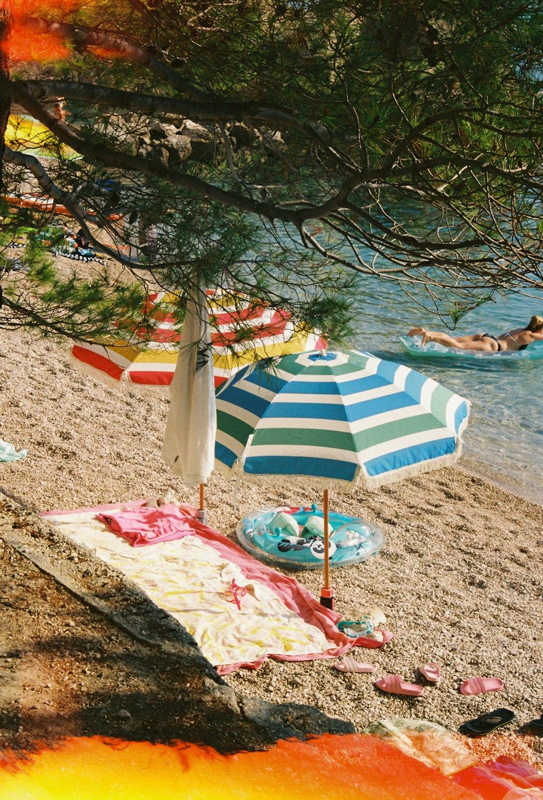 Rodzina relaksująca się na plaży w Chorwacji