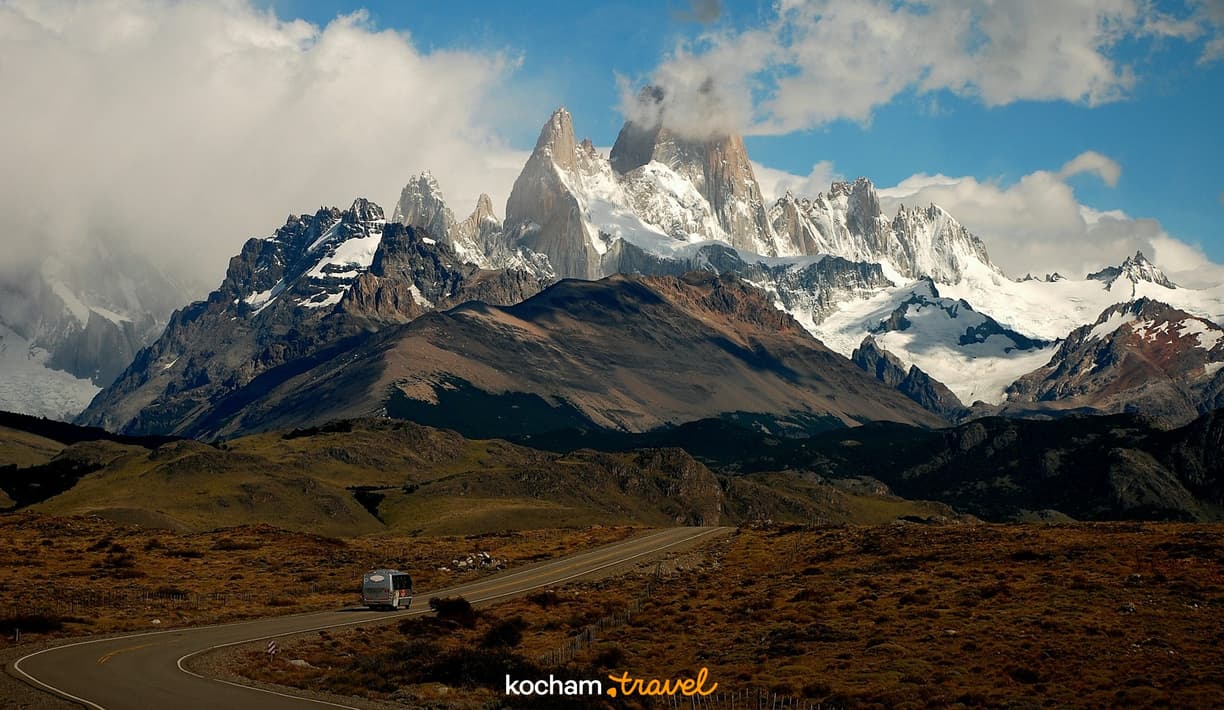 Kamper na krętej drodze w kierunku ośnieżonych gór Fitz Roy.