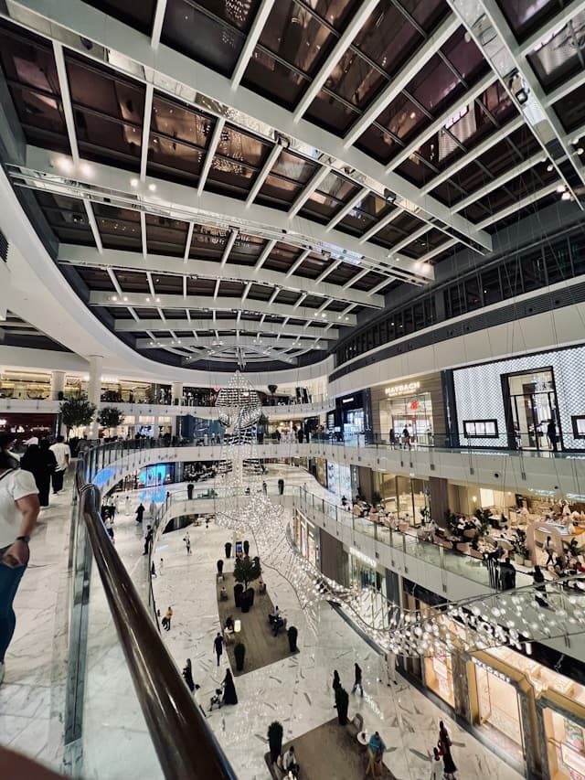 Wnętrze Dubai Mall z akwarium