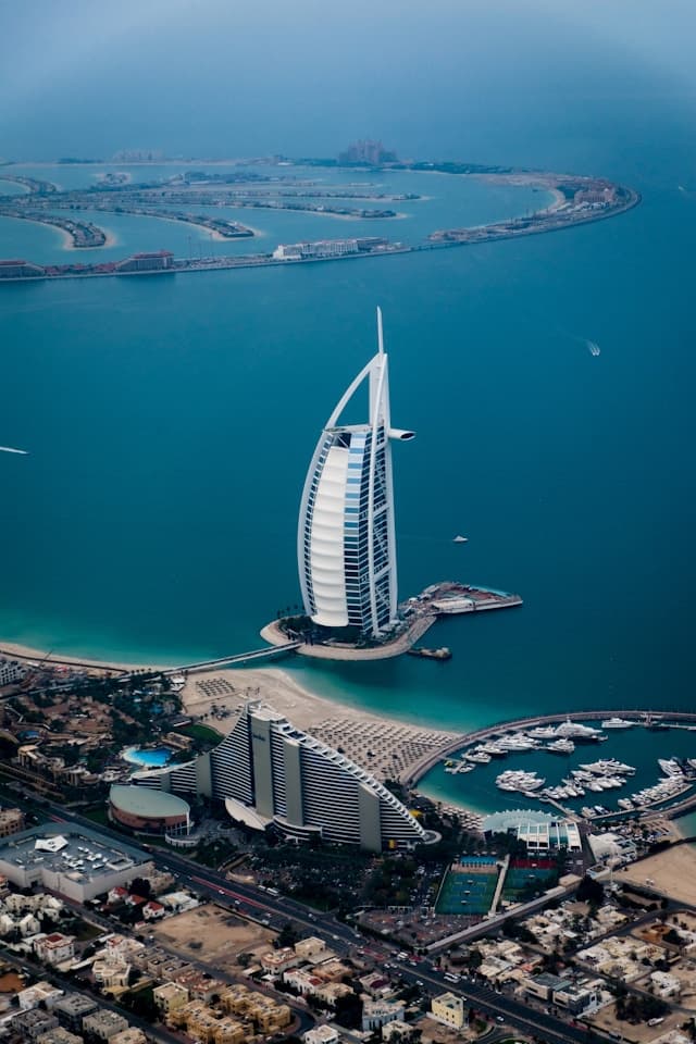 Ludzie zwiedzający tradycyjne rynki Dubaju