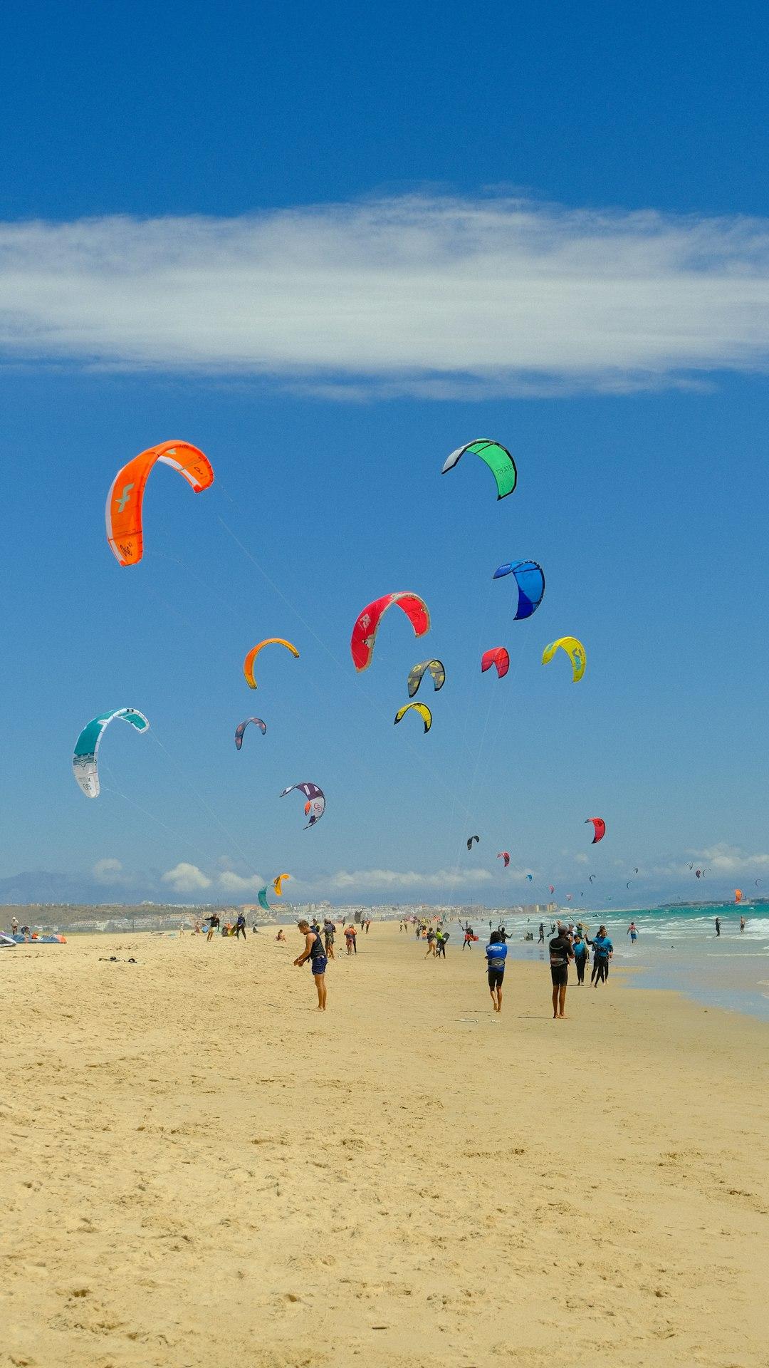 Kitesurfing i windsurfing na Dżerbie: Najlepsze spoty na wyspie