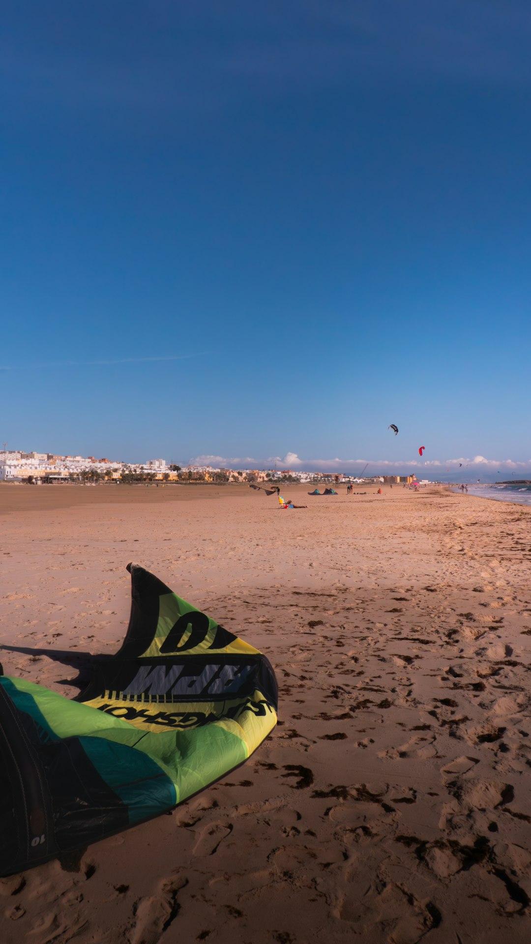 Wynajem sprzętu sportowego dla kitesurfingu i windsurfingu na Dżerbie