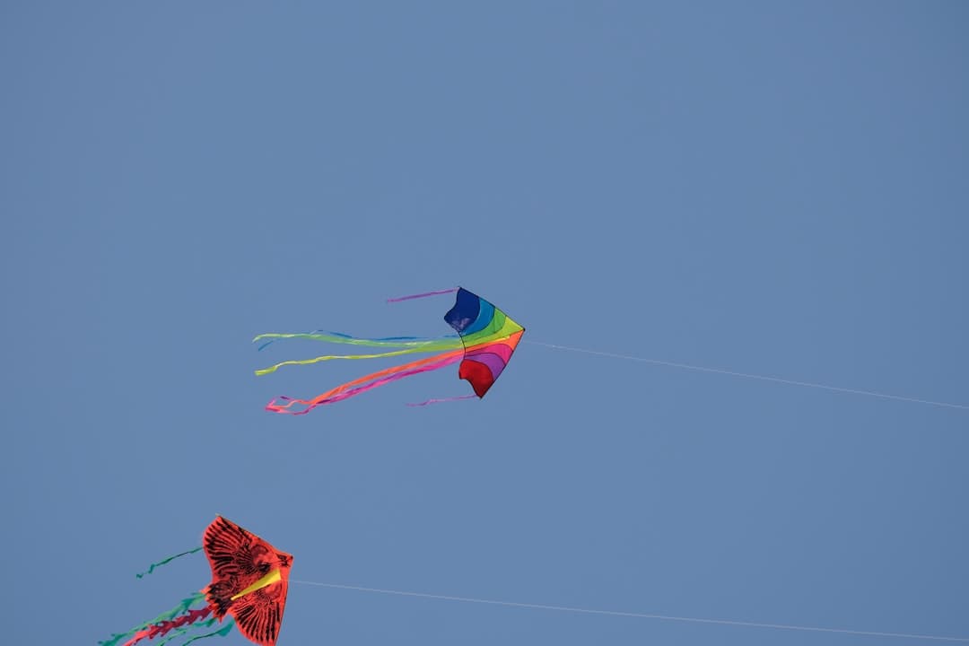 Kitesurferzy w akcji na plaży Sidi Mahrez