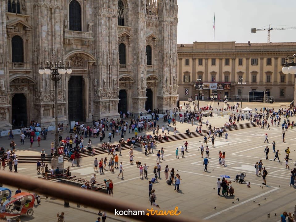 Tłum ludzi na Placu Katedralnym Duomo przed katedrą w Mediolanie.