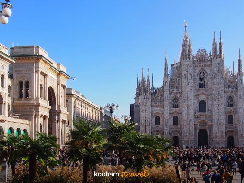 Katedra w Mediolanie i Plac Duomo z tłumem ludzi