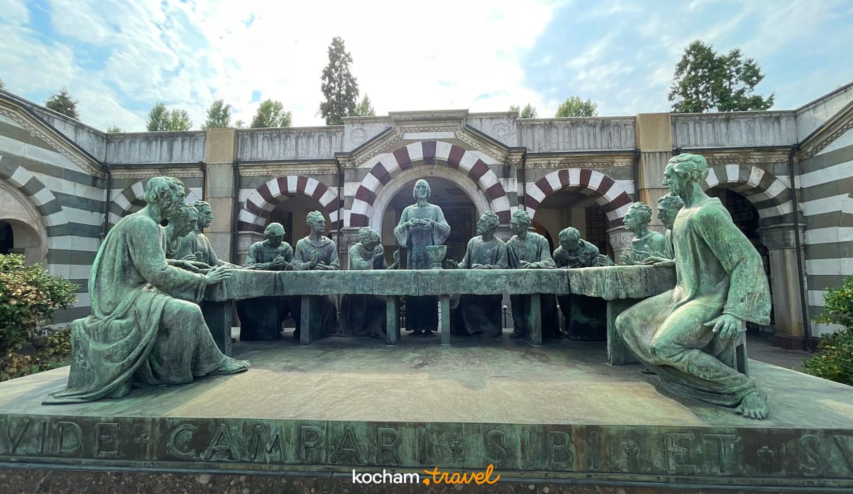 Brązowa rzeźba Ostatniej Wieczerzy na Cmentarzu Monumentalnym w Mediolanie.