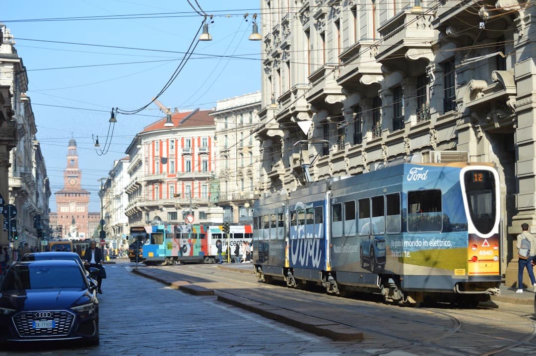 Mediolan ulica, tramwaj Ford, zabytkowa architektura, Zamek Sforzów.