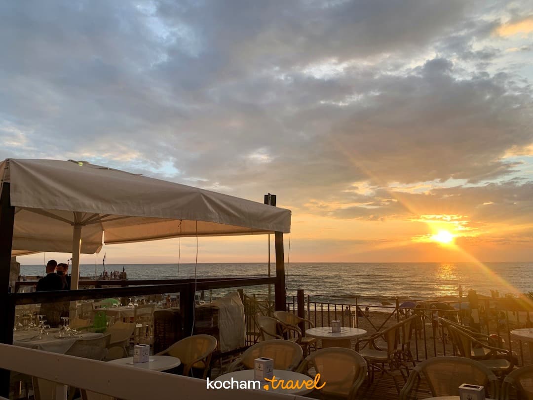 Złoty zachód słońca nad morzem z tarasu restauracji.