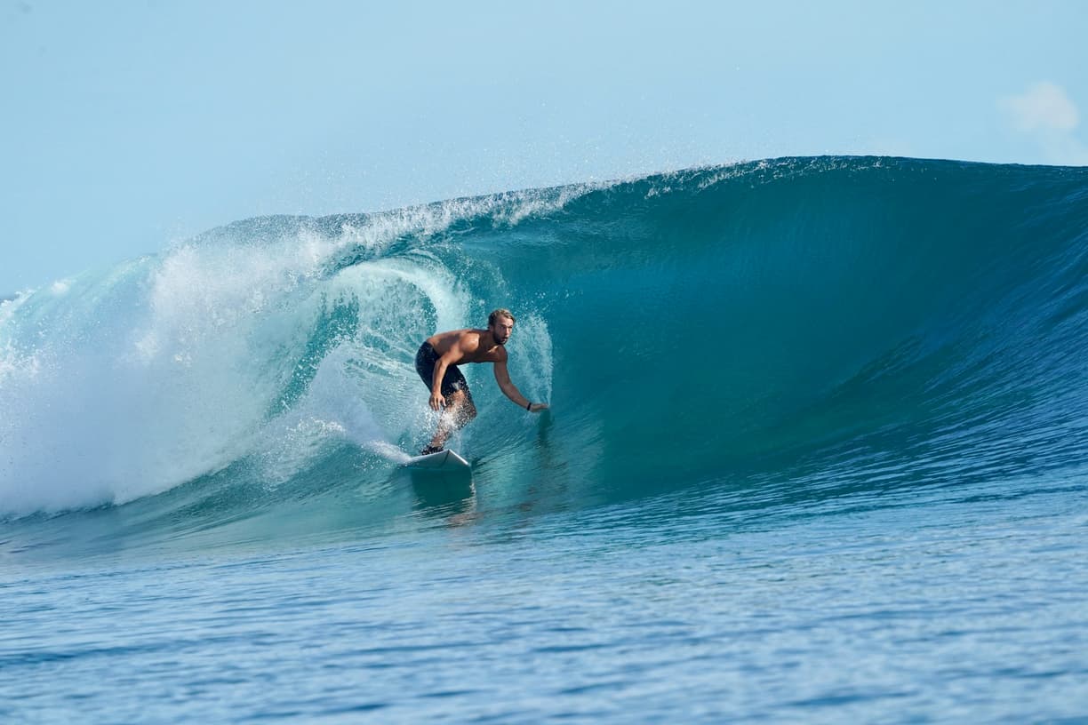 Surfing dla początkujących: Gdzie złapać swoją pierwszą falę bez stresu i frustracji?