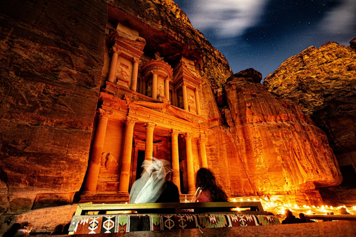 Jordania. Petra by Night: Czy warto zobaczyć Skarbiec oświetlony świecami?
