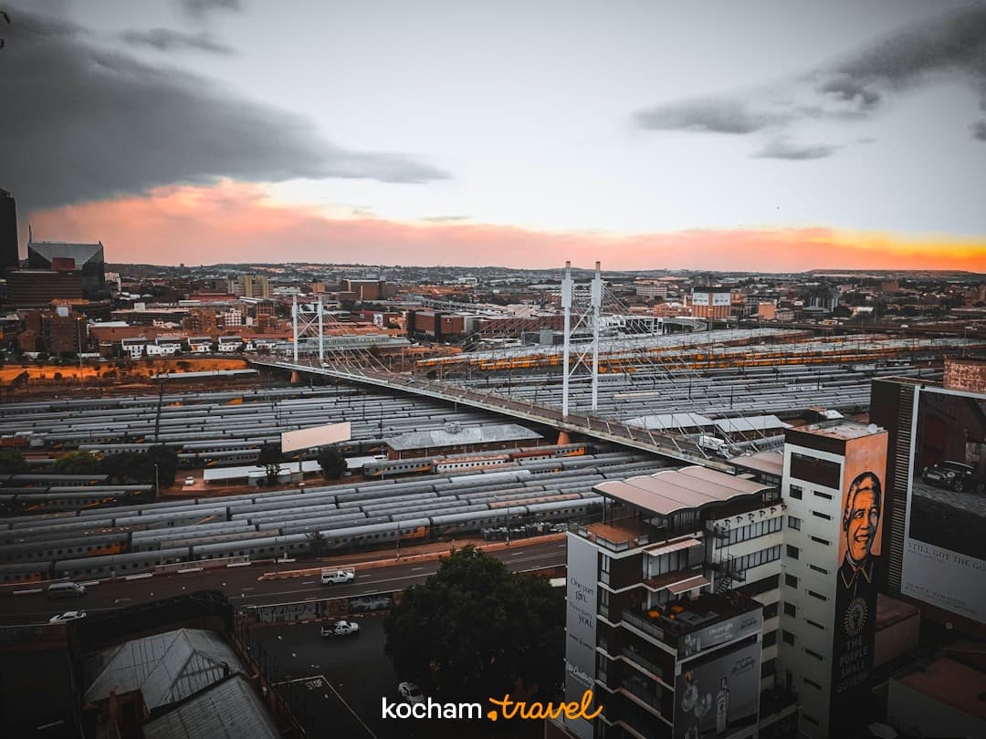 Johannesburg panorama, dworzec kolejowy, most, mural Mandela, zachód słońca