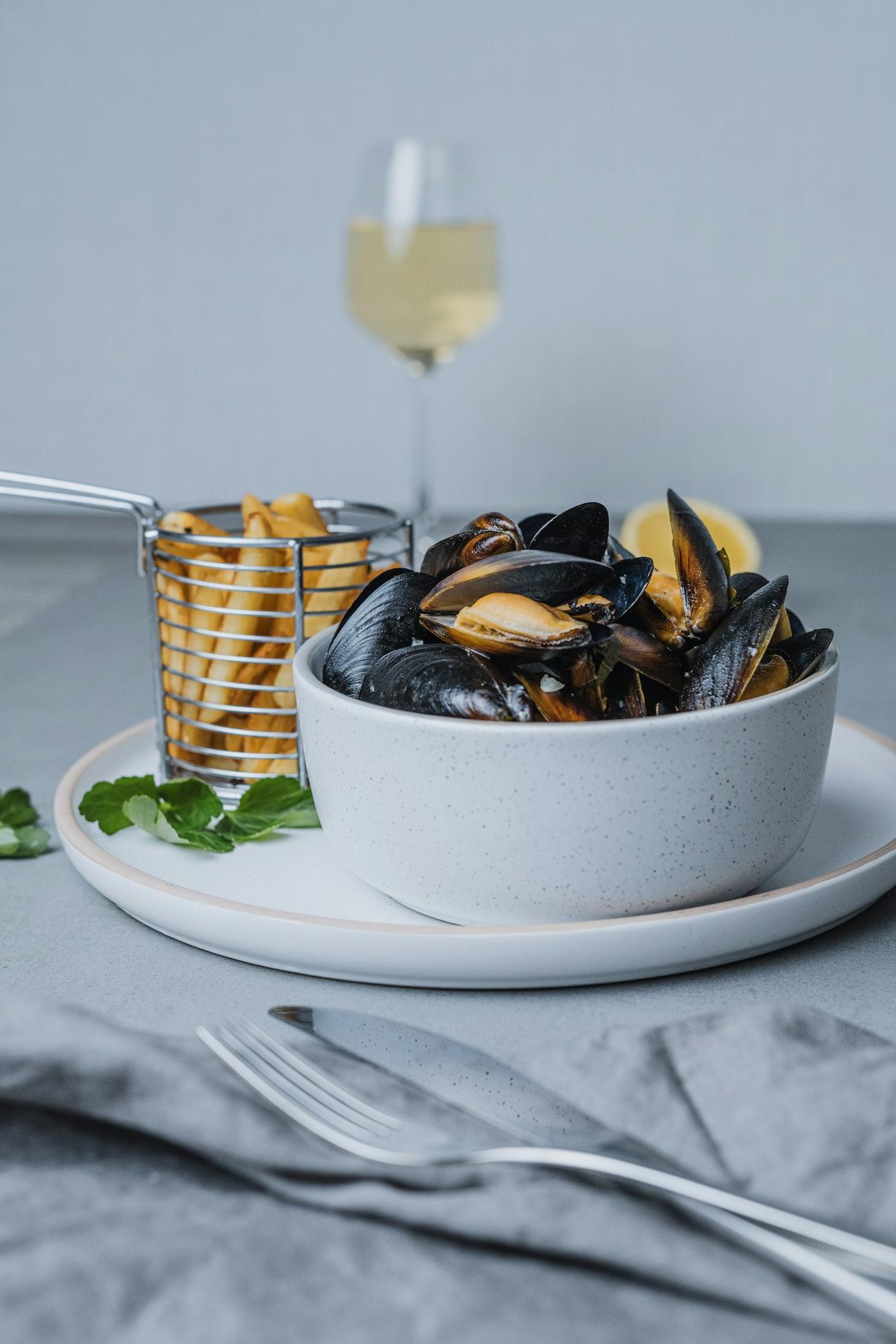 Wykwintne danie belgijskie podane w restauracji hotelowej