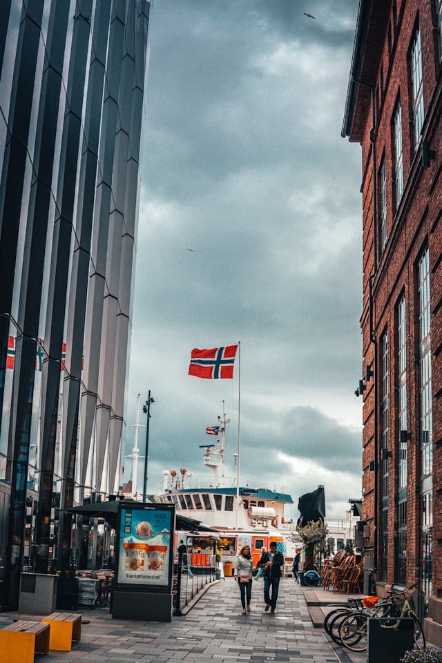 Norweska flaga nad ulicą z widokiem na statek.
