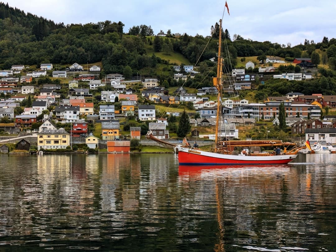 Turysta eksplorujący malowniczy fiord w Norwegii