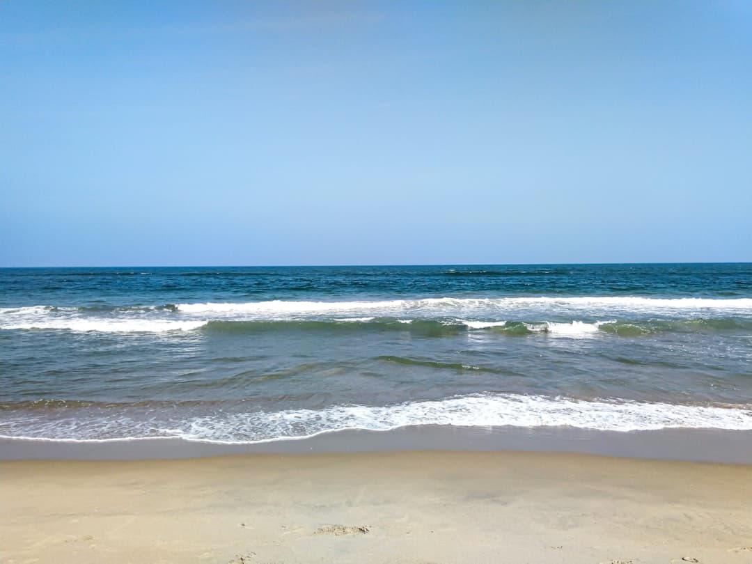 Serene atmosphere at Siesta Beach with white sand