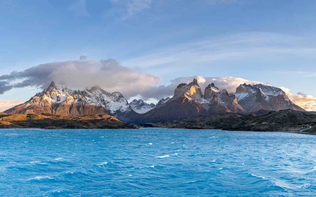 Śnieżne szczyty Torres del Paine, turkusowe jezioro, Patagonia, Chile.