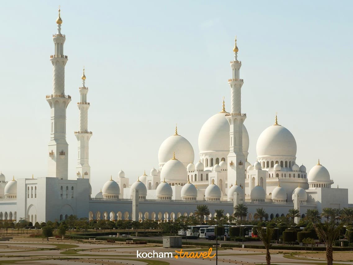 Wielki Meczet Szejka Zayeda, białe kopuły, minarety, architektura Abu Zabi.