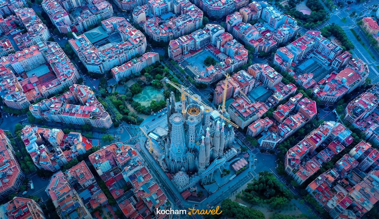 Barcelona: Sagrada Familia i kolorowe dachy z lotu ptaka.