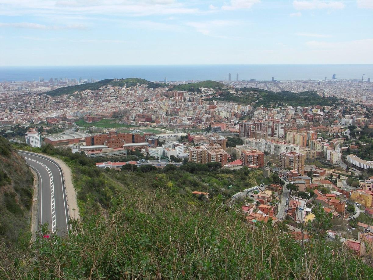 Panoramiczny widok na Barcelonę i Morze Śródziemne ze wzgórza.
