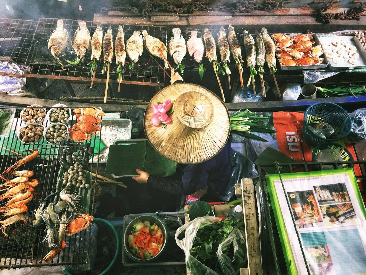 Tajlandia. Bangkok od kuchni: przewodnik po najlepszych ulicznych przysmakach i targach nocnych.