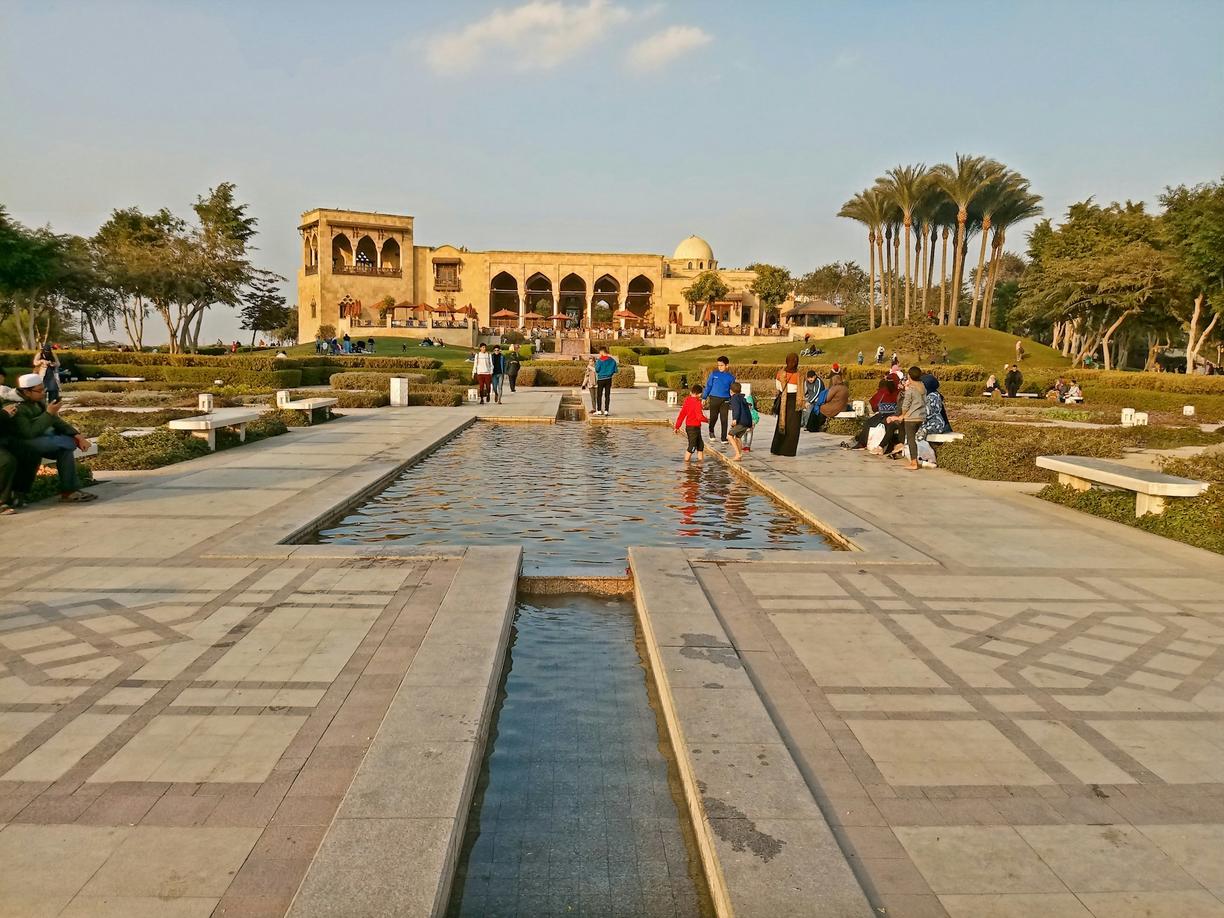 Ludzie odpoczywający w Parku Al-Azhar