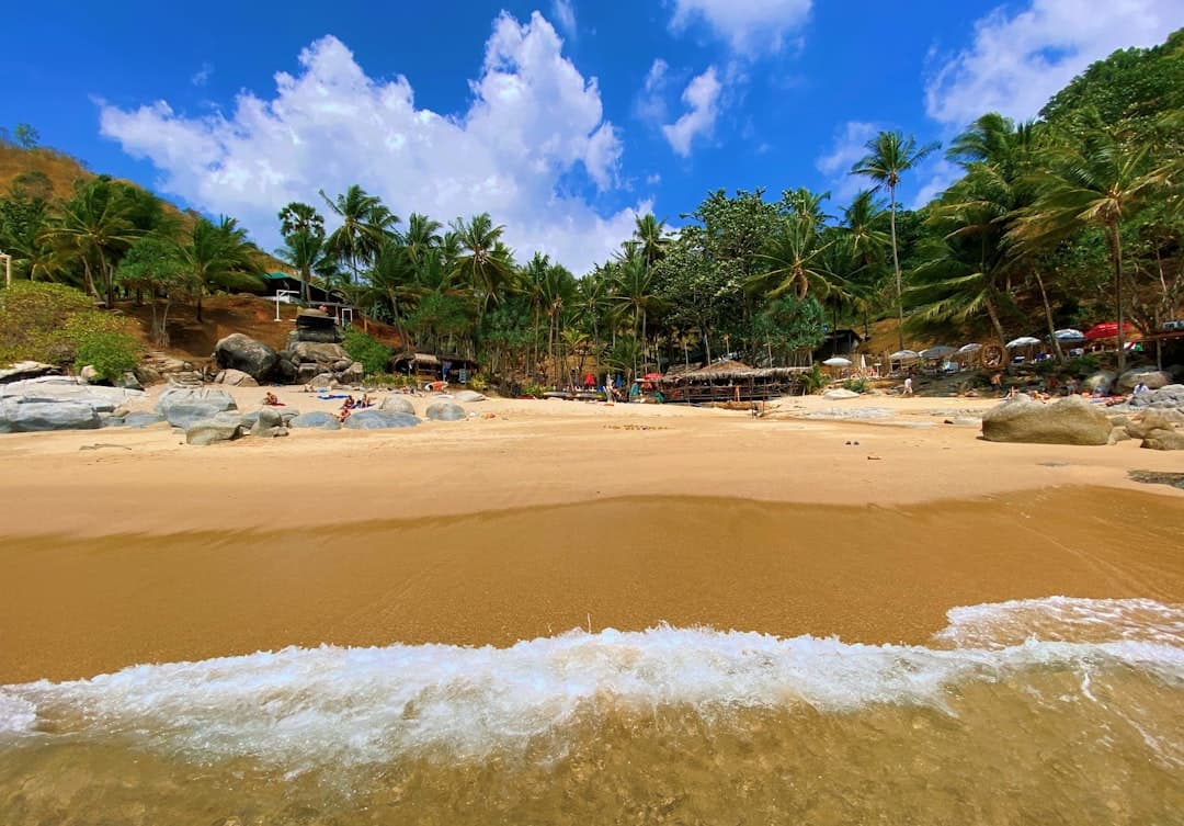 Tropikalna plaża z krystalicznie czystą wodą