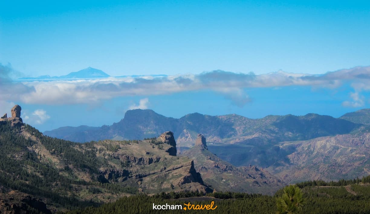 Słoneczny krajobraz Gran Canarii z Roque Nublo i wulkanem Teide.