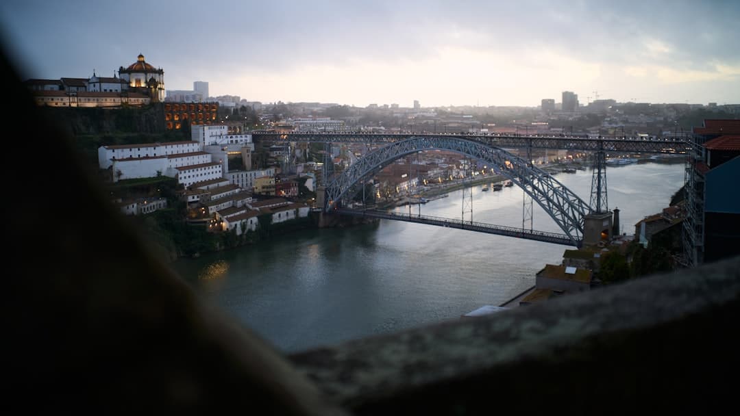 Panoramiczny widok na Porto, most Luís I i rzekę Douro o zmierzchu.