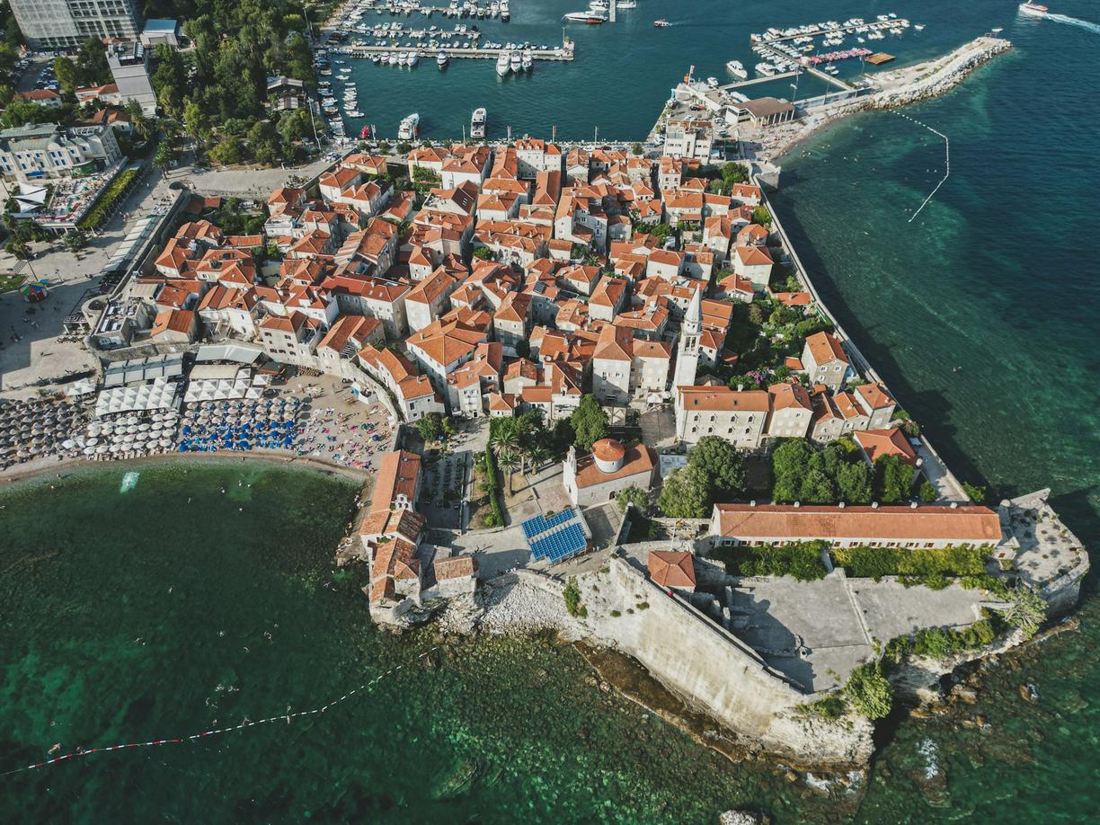 Czarnogóra. Ceny w Budvie 2025/26: Ile kosztuje obiad, leżaki na plaży i wycieczka do Kotoru?