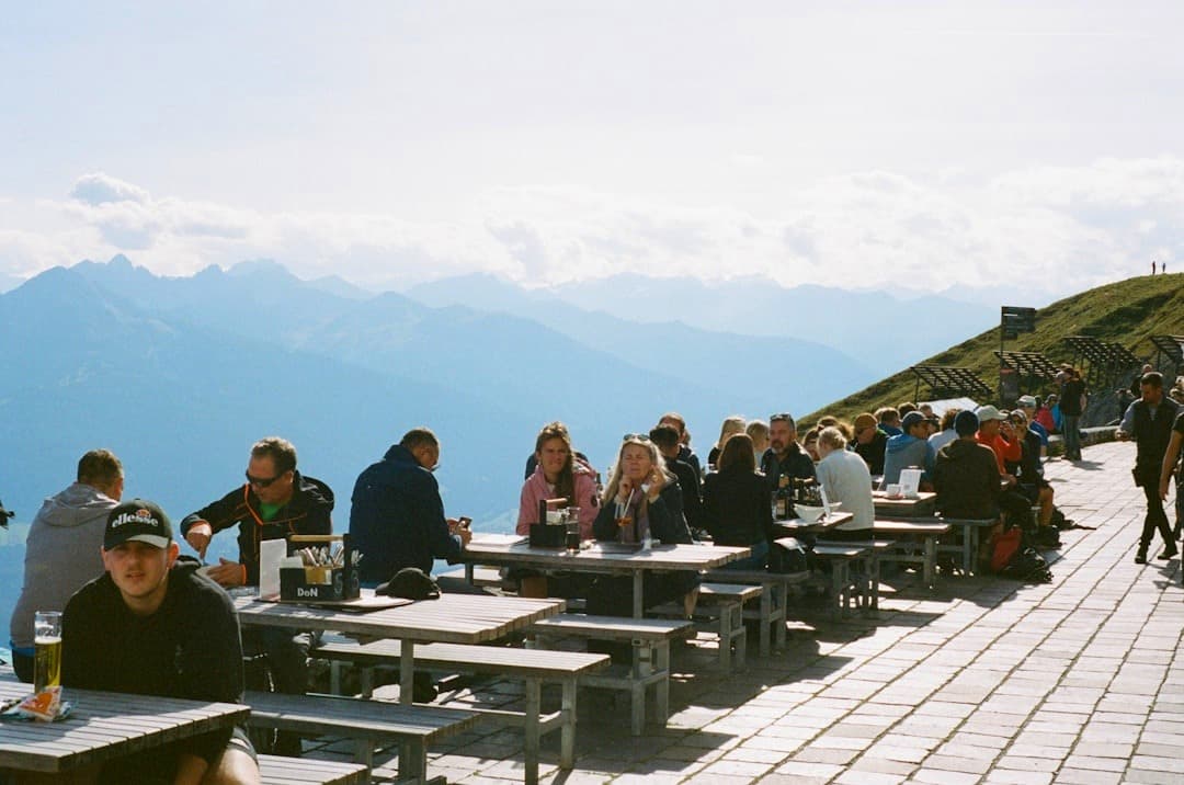 Górska restauracja, taras, ludzie, jedzenie, panoramiczny widok, słoneczny dzień