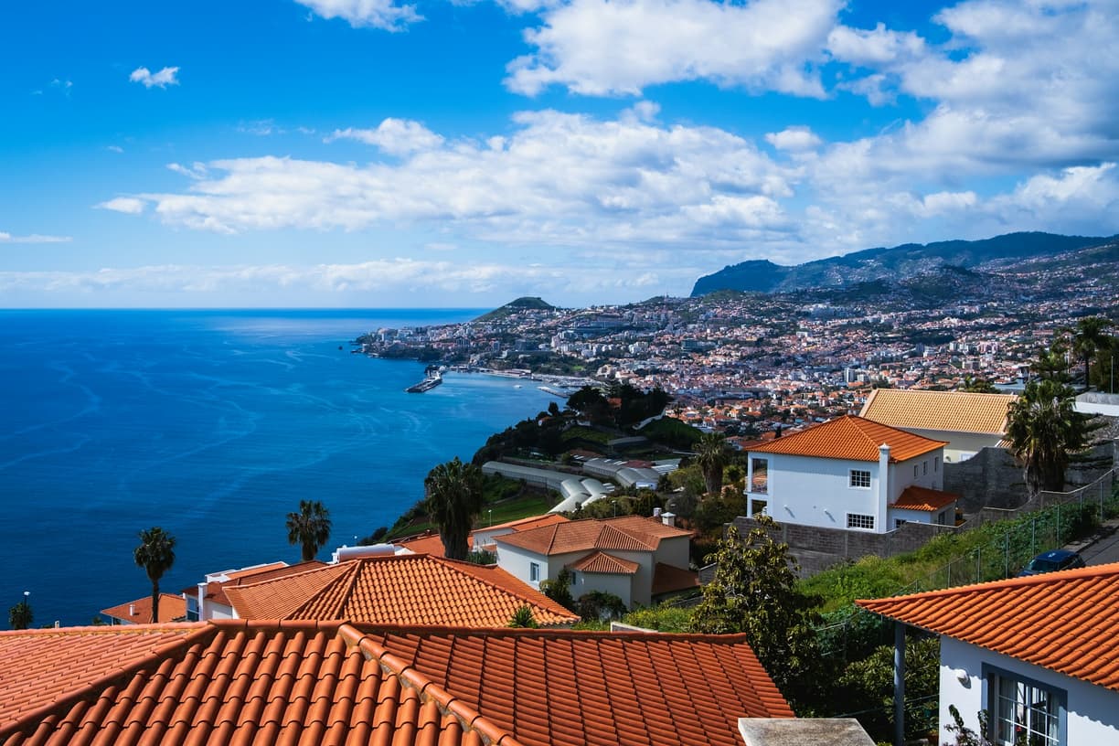 Portugalia. Jak poruszać się po Funchal i Maderze? Transport publiczny i wynajem samochodu