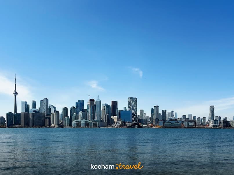 Panorama miasta Toronto z wieżowcami i CN Tower nad jeziorem.