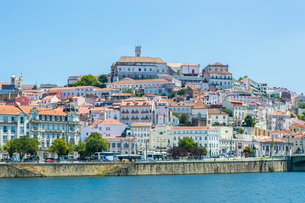 Uniwersytet w Coimbrze: przewodnik po najstarszej uczelni Portugalii i jej sekretach.