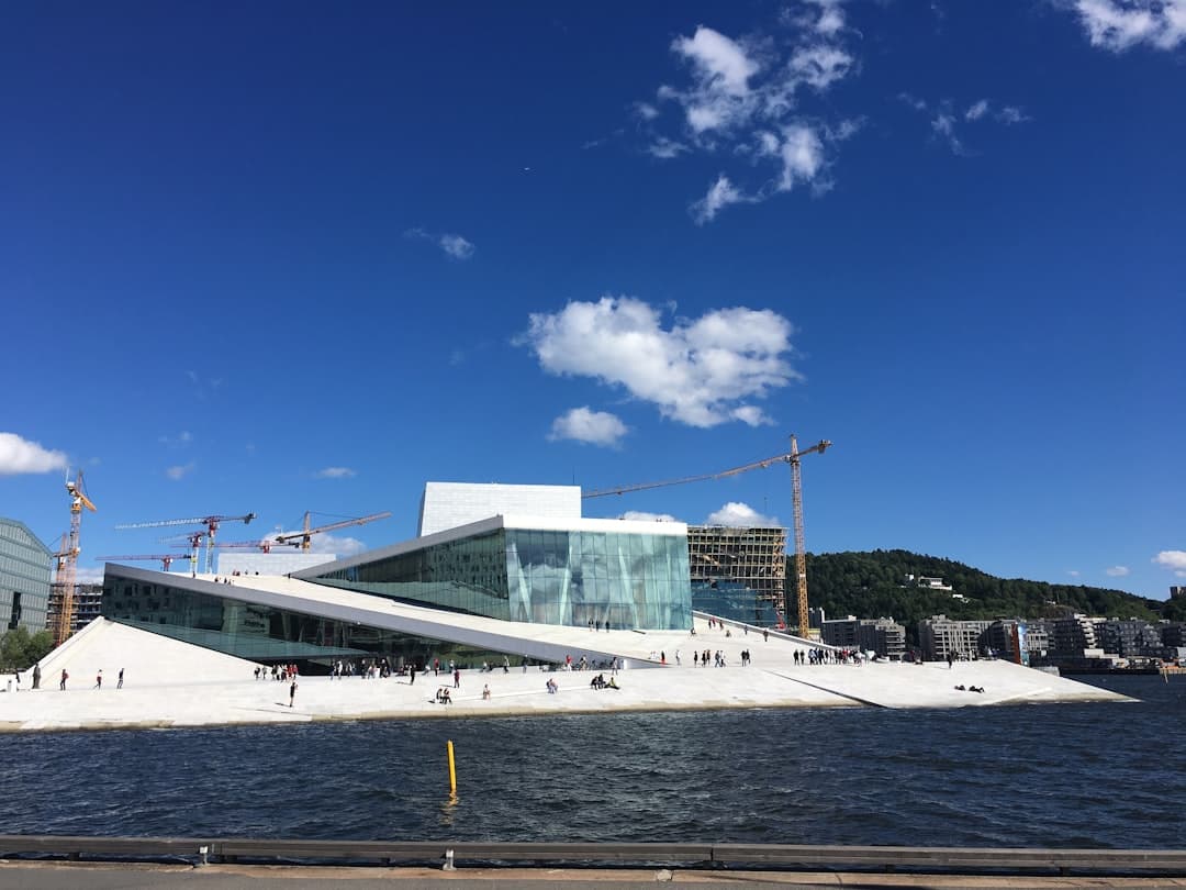 Teatr operowy w Oslo, ludzie cieszący się widokiem