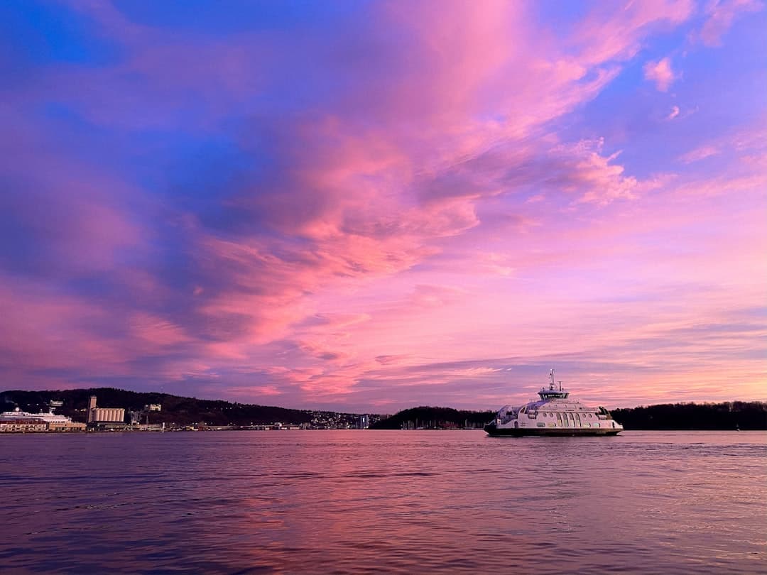 Fiord Oslo podczas zachodu słońca
