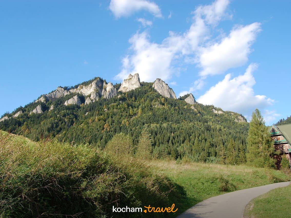 Góry Pieniny, skaliste szczyty, zielony las, słoneczny dzień, schronisko.