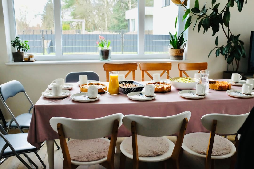 Śniadanie w ekonomicznym hotelu z różnorodnymi opcjami