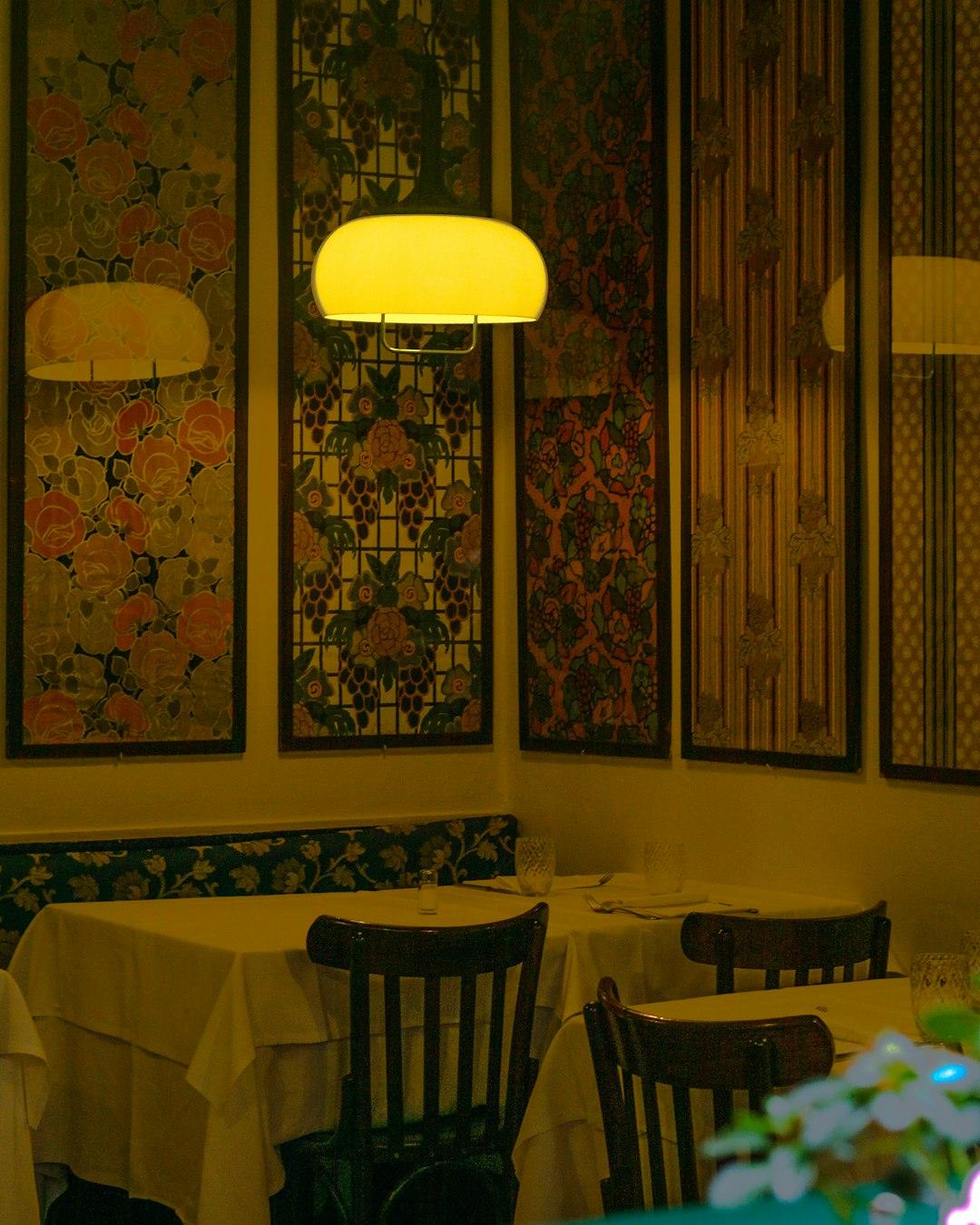 Rodzina delektująca się posiłkiem w restauracji hotelowej