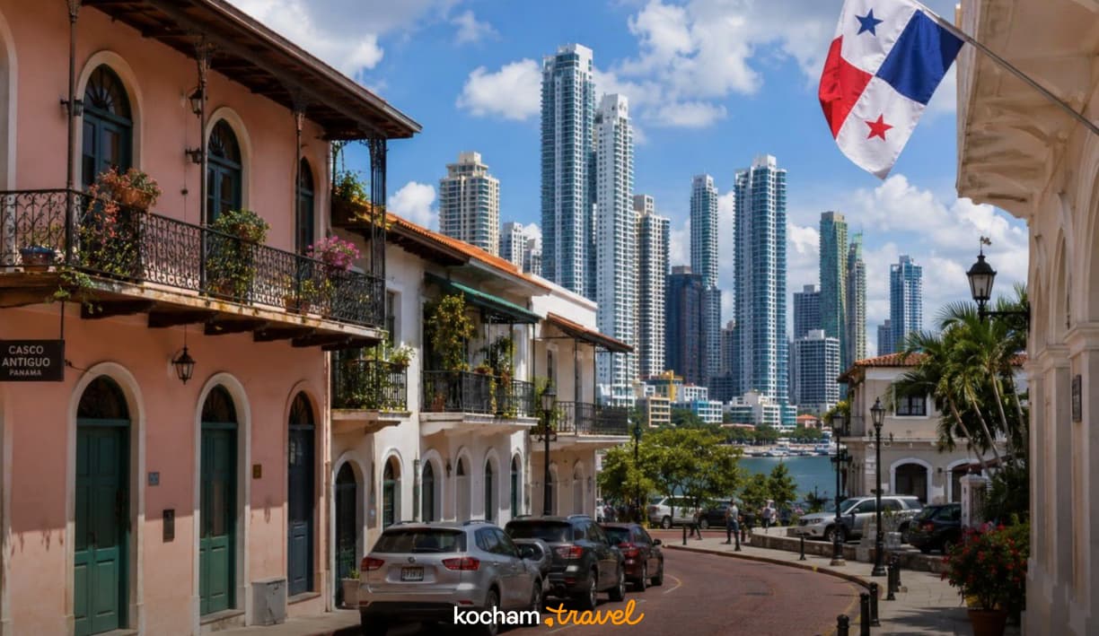 Casco Antiguo w Panamie: zabytkowe budynki i nowoczesne drapacze chmur.
