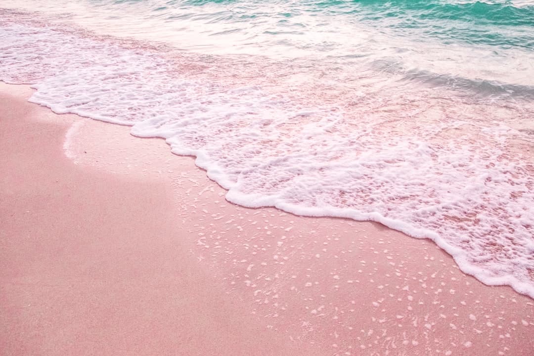 Turystka relaksująca się na plaży Elafonisi