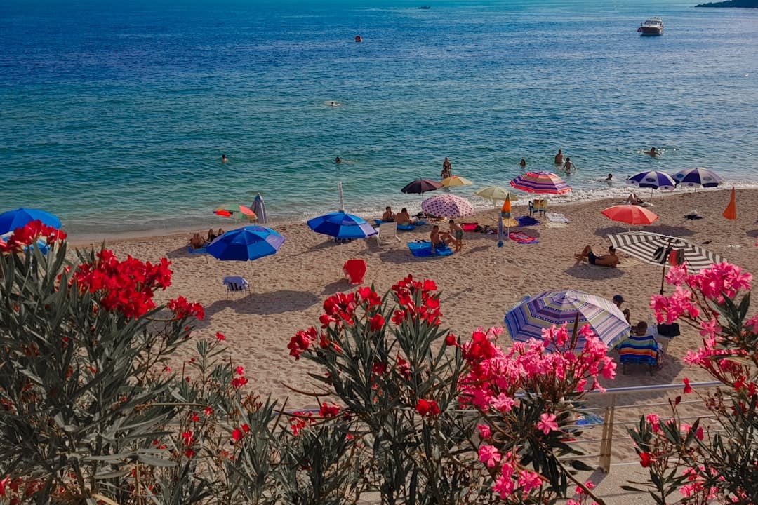Piękna plaża w Larnace, Cypr