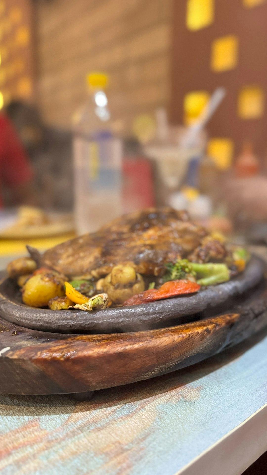 Tradycyjne danie ekwadorskie w restauracji