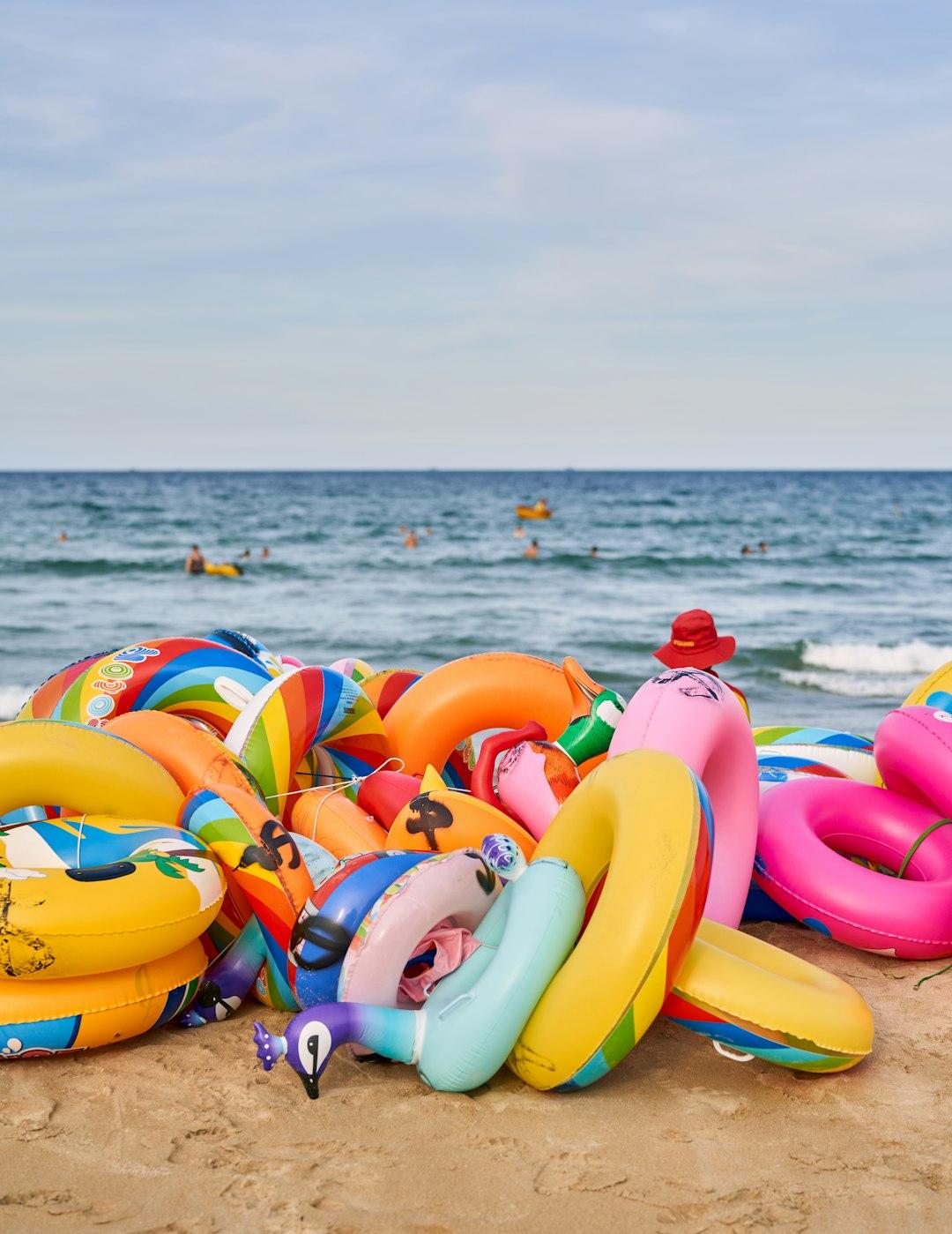 Rodzina ciesząca się wakacjami na plaży
