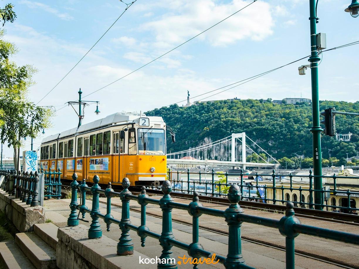 Żółty tramwaj w Budapeszcie, Most Elżbiety i Statua Wolności na Wzgórzu Gellerta.